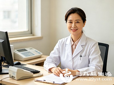 对于红肿、疼痛的炎性痘痘,若仅靠日常护理无法缓解,应及时咨询皮肤科医生 对于红肿、疼痛的炎性痘痘,若仅靠日常护理无法缓解,应及时咨询皮肤科医生