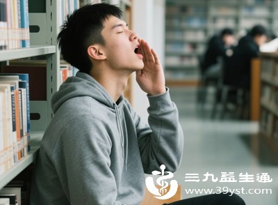 长期饭后睡觉，大脑会长期处于供血不足、缺氧的状态，不仅会导致犯困、乏力，还会影响记忆力、注意力和反应能力，让人出现记忆力下降、头脑昏沉、注意力不集中等问题
