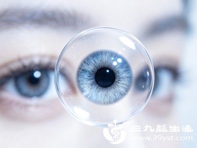 摘取前同样要先洗手擦干,用手指轻轻拉开上下眼睑,眼睛微微向上看,用食指和拇指轻轻捏住镜片边缘,缓慢取下 摘取前同样要先洗手擦干,用手指轻轻拉开上下眼睑,眼睛微微向上看,用食指和拇指轻轻捏住镜片边缘,缓慢取下