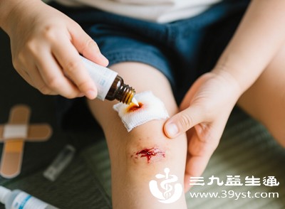 肝脏是合成凝血因子的主要器官，若肝脏功能下降，凝血因子合成不足，就可能出现凝血异常，比如伤口不易止血、牙龈容易出血