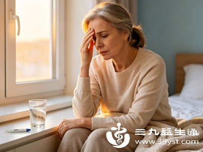 绝经前后女性激素紊乱,尿道、阴道黏膜变薄脆弱,通透性提升,易出现间断微量渗血,混入尿液形成尿血假象 绝经前后女性激素紊乱,尿道、阴道黏膜变薄脆弱,通透性提升,易出现间断微量渗血,混入尿液形成尿血假象