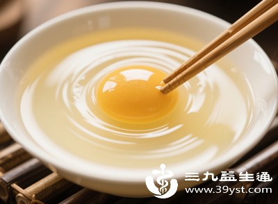 从养生角度来看,鸡蛋清性质甘凉温和,无刺激性,能够舒缓燥热、修护肌肤屏障 从养生角度来看,鸡蛋清性质甘凉温和,无刺激性,能够舒缓燥热、修护肌肤屏障