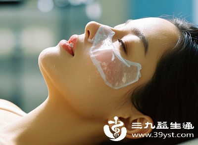 生鸡蛋清中含有沙门氏菌等细菌,直接敷脸可能造成肌肤细菌感染,引发泛红、瘙痒、长痘等问题 生鸡蛋清中含有沙门氏菌等细菌,直接敷脸可能造成肌肤细菌感染,引发泛红、瘙痒、长痘等问题