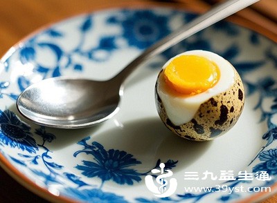 鹌鹑蛋是维生素B族的良好来源,尤其是维生素B2(核黄素)含量突出 鹌鹑蛋是维生素B族的良好来源,尤其是维生素B2(核黄素)含量突出