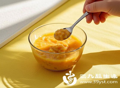 喂食时，让宝宝坐在婴儿餐椅上，保持舒适姿势，用软头小勺慢慢喂，不要强迫宝宝吃，宝宝不想吃就停止，避免产生抗拒心理