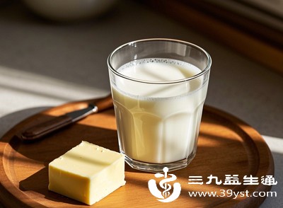孕晚期孕妈可能会出现水肿、消化不良等情况，饮用牛奶时可适当调整剂量，每天保持300-400ml即可，避免过量导致水肿加重