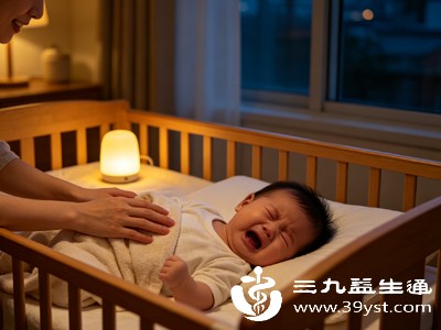 4个月宝宝的小手已能主动抓握物体，手指灵活性逐步提升