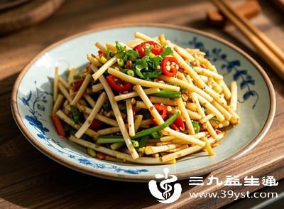 生冷、刺激性饮食刺激，常年喝冰水、吃生冷凉菜、辛辣油腻食物，会刺激肠道黏膜，加快肠道蠕动速度