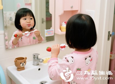 做好日常养护,坚持早晚刷牙、饭后漱口,减少糖果、奶茶、膨化食品的摄入,从根源减少蛀牙风险 做好日常养护,坚持早晚刷牙、饭后漱口,减少糖果、奶茶、膨化食品的摄入,从根源减少蛀牙风险