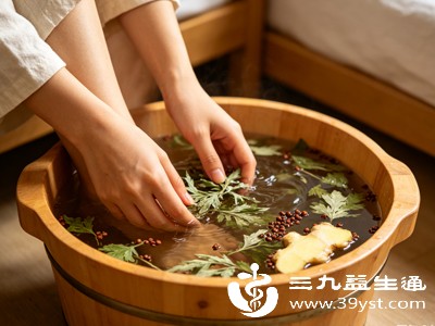 艾叶生姜泡脚的功效与作用 睡前泡一泡 驱寒祛湿养全身