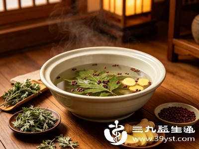 艾叶是天然祛湿草本，能疏通下焦湿气，促进体内湿浊代谢；生姜助力气血运行，加速湿气排出