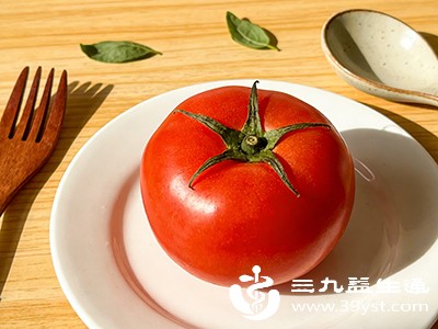 食用生西红柿时,应尽量选择新鲜、成熟的西红柿 食用生西红柿时,应尽量选择新鲜、成熟的西红柿