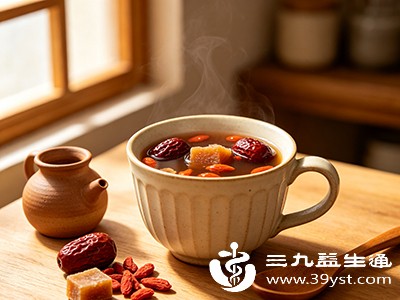 选择红枣时，应挑选颗粒饱满、颜色自然的干红枣，避免购买硫磺熏制的红枣