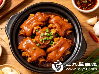 吃猪脚姜醋时,可以搭配清淡的蔬菜、粥水,减少油腻感,让营养更均衡 吃猪脚姜醋时,可以搭配清淡的蔬菜、粥水,减少油腻感,让营养更均衡