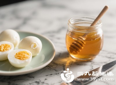 虽然蜂蜜是天然食物，但仍有少数人对蜂蜜中的成分过敏，饮用后可能出现皮肤瘙痒、皮疹、恶心、呕吐等过敏反应