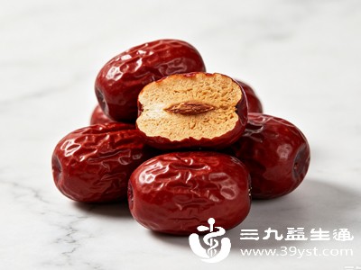 日常可食用红枣、桂圆、山药、红豆、当归等药食同源食材，煲汤泡水均可，温补气血、疏通脉络