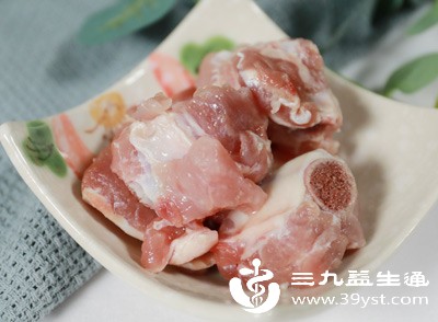 排骨切块后,用冷水浸泡30分钟,中途换水2次,泡出大部分血水,减少腥气,避免焯水过度导致营养流失 排骨切块后,用冷水浸泡30分钟,中途换水2次,泡出大部分血水,减少腥气,避免焯水过度导致营养流失