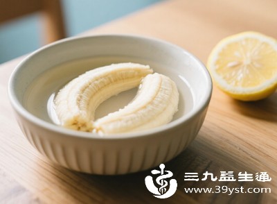 吃香蕉时,一定要搭配温水,每天保证1500-2000毫升饮水量,才能让通便效果翻倍 吃香蕉时,一定要搭配温水,每天保证1500-2000毫升饮水量,才能让通便效果翻倍