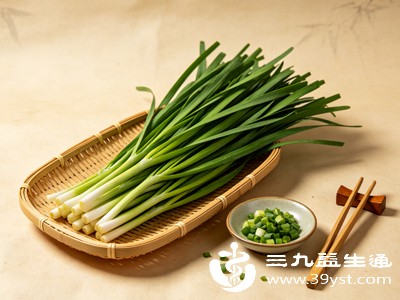 很多时候，妈妈食用韭菜后奶水减少，可能是因为同时存在情绪焦虑、睡眠不足、宝宝吸吮次数不够，或其他饮食营养不均衡等问题