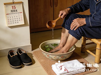 泡脚时可轻柔按摩涌泉穴、太冲穴等穴位,增强养生效果 泡脚时可轻柔按摩涌泉穴、太冲穴等穴位,增强养生效果