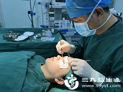 术后1-3天肿胀、淤血最明显,上睑红肿,双眼皮线条不清,伴随轻微疼痛酸胀 术后1-3天肿胀、淤血最明显,上睑红肿,双眼皮线条不清,伴随轻微疼痛酸胀