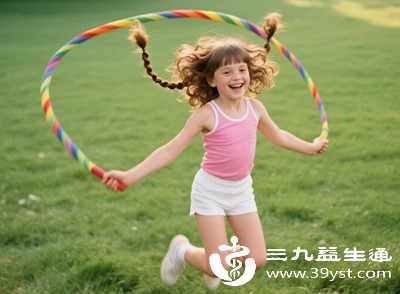 家长可以根据孩子的年龄,安排合适的运动,比如学龄前儿童可以做拍手操、跳绳、跑跳等,学龄儿童可以进行散步、慢跑、游泳等 家长可以根据孩子的年龄,安排合适的运动,比如学龄前儿童可以做拍手操、跳绳、跑跳等,学龄儿童可以进行散步、慢跑、游泳等
