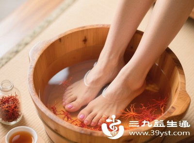 泡脚会加速血液循环,经量偏大、经期延长的人群,长期经期泡脚会导致出血量增多,造成气血流失过多,引发头晕、乏力、面色苍白等气血亏虚问题 泡脚会加速血液循环,经量偏大、经期延长的人群,长期经期泡脚会导致出血量增多,造成气血流失过多,引发头晕、乏力、面色苍白等气血亏虚问题