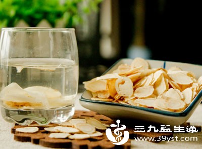 将3-5片西洋参片放入杯中,用沸水冲泡 将3-5片西洋参片放入杯中,用沸水冲泡