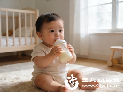 精神状态是关键指标，宝宝清醒时活泼灵动、爱笑爱玩，睡眠安稳、大便规律，无频繁腹泻、便秘、莫名哭闹，即便体重轻微偏低，也是健康体质