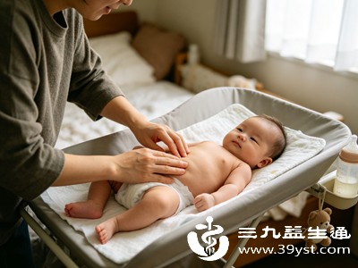 宝宝脾胃虚弱、消化能力差，会出现吐奶、大便带奶瓣等问题，日常可顺时针揉腹、做被动操，促进肠胃蠕动，提升营养吸收率