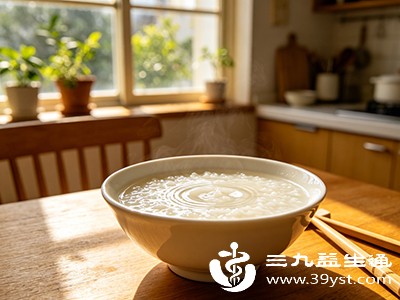 多吃清淡、易消化的食物，如粥