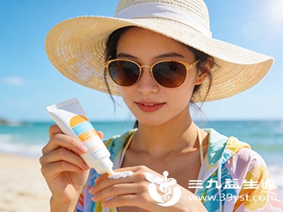 外出时可涂抹合适的防晒产品,选择SPF30+、PA+++及以上的防晒指数 外出时可涂抹合适的防晒产品,选择SPF30+、PA+++及以上的防晒指数