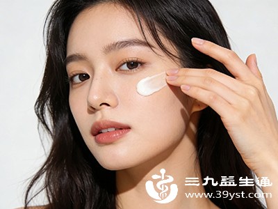 美白产品只能起到淡化雀斑的辅助作用,无法从根本上去除雀斑 美白产品只能起到淡化雀斑的辅助作用,无法从根本上去除雀斑