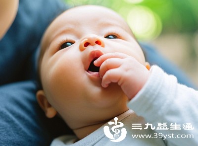 婴儿竖抱不是“越早越好” 掌握这些要点保护宝宝脊柱发育