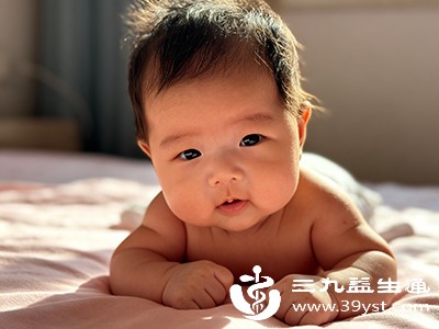 5个月后宝宝通常能稳定抬头,甚至能灵活转动头部 5个月后宝宝通常能稳定抬头,甚至能灵活转动头部
