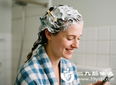 头发干枯毛躁怎么办 日常护理+饮食调理拯救你的发质