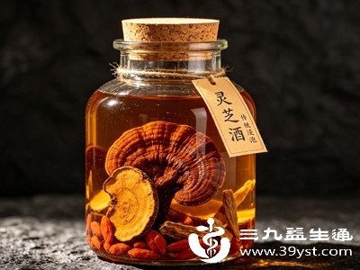灵芝酒中的营养成分能帮助调节身体的免疫状态，增强身体对外界环境变化的适应能力，尤其适合体质虚弱、容易感冒的人群