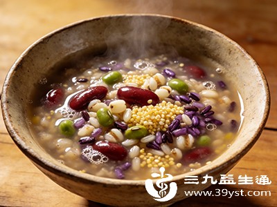 建议水与食材（谷物+杂豆）的比例控制在8:1-10:1，煮出的粥清澈不浓稠