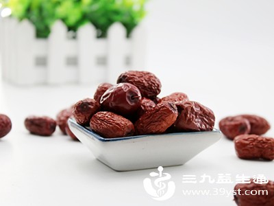 过量食用红枣可能引起腹胀,动物肝脏过量食用会增加代谢负担 过量食用红枣可能引起腹胀,动物肝脏过量食用会增加代谢负担
