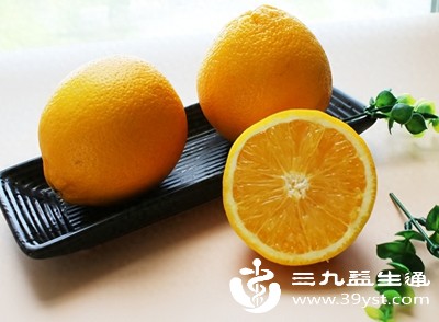 多吃富含维生素C、维生素E等营养素的新鲜蔬菜水果，如橙子