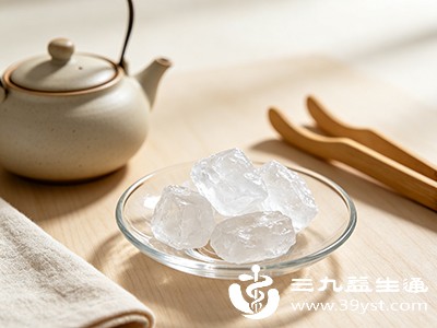 我国也明确规定了白矾在食品中的使用范围和限量 我国也明确规定了白矾在食品中的使用范围和限量