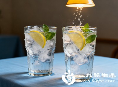 苏打水本身没有减肥功效，它不能燃烧脂肪或减少热量吸收