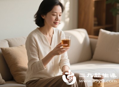 减少盐分摄入，多喝温水促进代谢，避免久坐久站，适当活动，就能减轻水肿