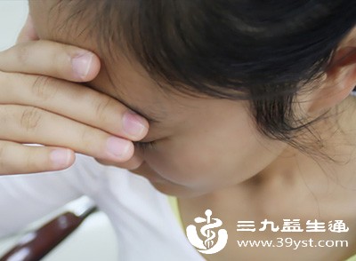 除了烦躁，部分女性经前会出现焦虑、低落的情绪，觉得提不起精神，对平时喜欢的事情失去兴趣，甚至出现失眠、注意力不集中的情况，严重时会影响日常状态