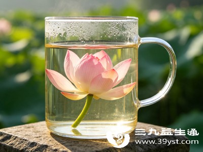 荷花茶具有不错的利水祛湿功效,能促进身体多余水分代谢,疏通体内水湿淤堵,改善湿气重、身体困重、虚胖浮肿的问题 荷花茶具有不错的利水祛湿功效,能促进身体多余水分代谢,疏通体内水湿淤堵,改善湿气重、身体困重、虚胖浮肿的问题