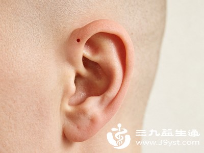 民间流传的“耳朵小洞是福气洞、长寿洞”，只是传统美好寓意，没有任何科学依据