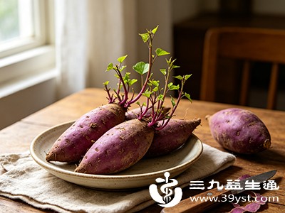 去除发芽部分后,将紫薯用清水冲洗干净 去除发芽部分后,将紫薯用清水冲洗干净