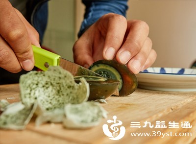 虽然皮蛋热量、脂肪不高,但腌制过程中会加入大量食盐,导致钠含量超标,每100克皮蛋钠含量可达500-800毫克 虽然皮蛋热量、脂肪不高,但腌制过程中会加入大量食盐,导致钠含量超标,每100克皮蛋钠含量可达500-800毫克