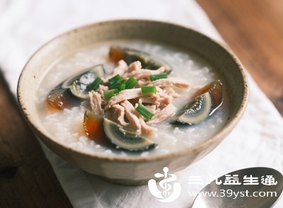皮蛋瘦肉粥尽量选择瘦肉,少放油盐,煮得清淡易消化,既能饱腹,又不会增加热量负担 皮蛋瘦肉粥尽量选择瘦肉,少放油盐,煮得清淡易消化,既能饱腹,又不会增加热量负担
