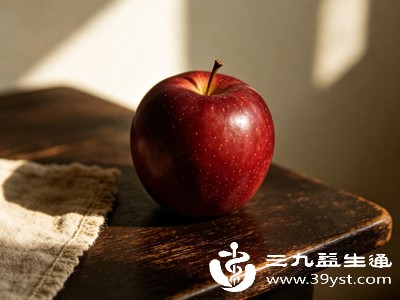 很多人吃苹果习惯削皮，其实苹果的果皮含有大量膳食纤维和维生素，营养比果肉更丰富，带皮吃能摄入更多营养